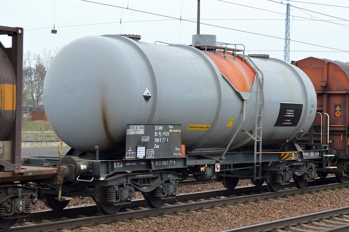 Polnischer Kesselwagen der Fa. PCC ROKITA S.A. mit der Nr. 33 RIV 51 PL-PCCR 7865 217-8 Zacs (UN-Nr.80/1789 = Salzsäure) am 12.04.16 Bf. Flughafen Berlin-Schönefeld. 