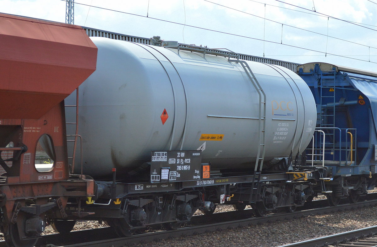 Polnischer Kesselwagen der Fa. PCC ROKITA S.A. mit der Nt. 33 RIV 51 PL-PCCR 785 0 965-9 Zas (UN-Nr.: 30/1134 = Chlorbenzol) am 26.04.17 Bf. Flughafen Berlin-Schönefeld.