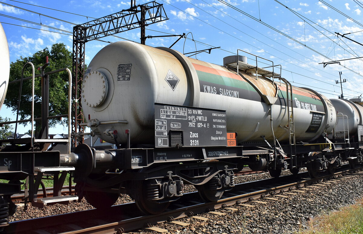 Polnischer Kesselwagen der Fa. Pol-Miedź Trans Sp. z o.o. mit der Nr. 33 RIV MC 51 Pl-PMTLU 7972 021-4 (P) Zacs lt. UN-Nr.: 80/1830 für das Ladegut Schwefelsäure mit mehr als 51 % Säure in einem Ganzzug am 13.08.25 Höhe Bahnhof Kostrzyn nad Odrą. 
Lothar Stöckmann
