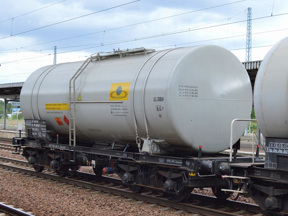 Polnischer Kesselwagen der Fa. Rail Polska Z.o.o. mit der Nr. 33 RIV MC 51 PL-RAILP 7853 282-6 Zas 3113 (UN-Nr. 39/2055 = Styren) am 30.07.15 Bhf. Flughafen Berlin-Schönefeld.