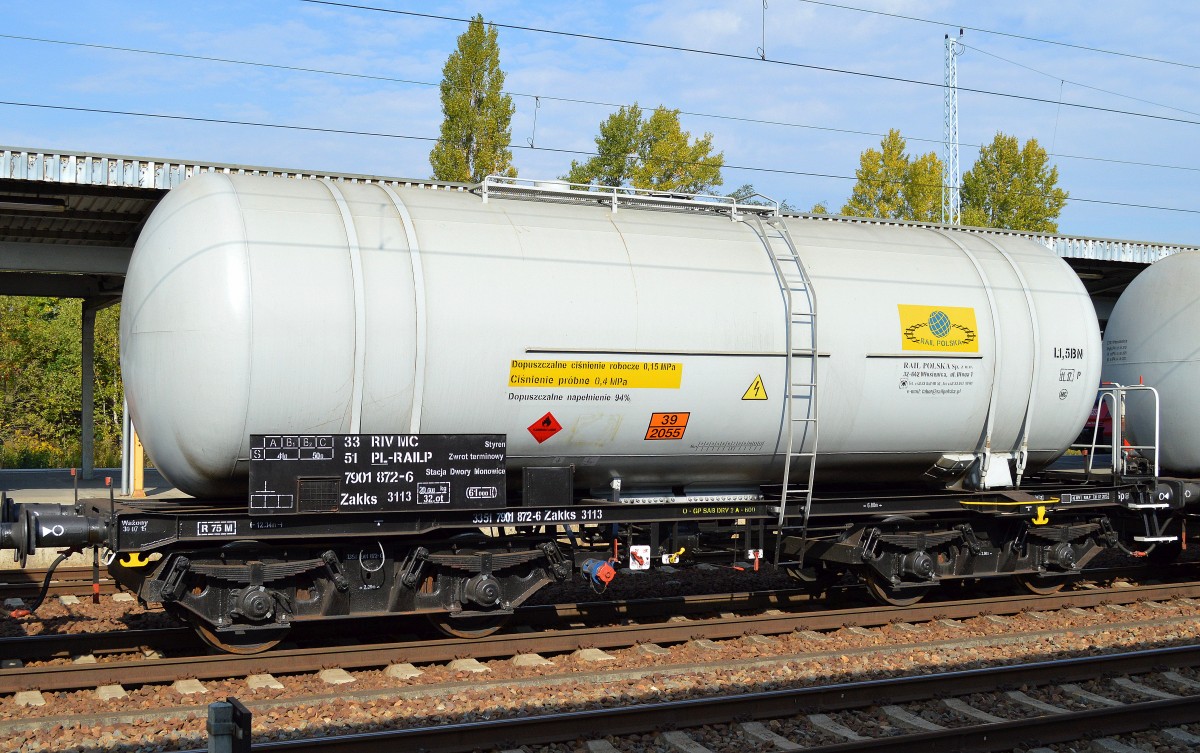 Polnischer Kesselwagen der Fa. RAIL POLSKA Sp. z o.o. mit der Nr. 33 RIV MC 51 PL-RAILP 7901 872-6 Zakks 3113 (UN-Nr.39/2055 = Styrol) am 04.10.15 Bhf. Flughafen Berlin-Schönefeld. 