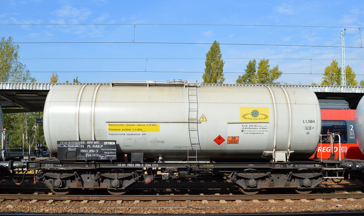 Polnischer Kesselwagen der Fa. RAIL POLSKA Sp. z o.o. mit der Nr. 33 RIV MC 51 PL-RAILP 7853 269-3 Zas 3113 (UN-Nr.39/2055 = Styrol) am 04.10.15 Bhf. Flughafen Berlin-Schönefeld. 
