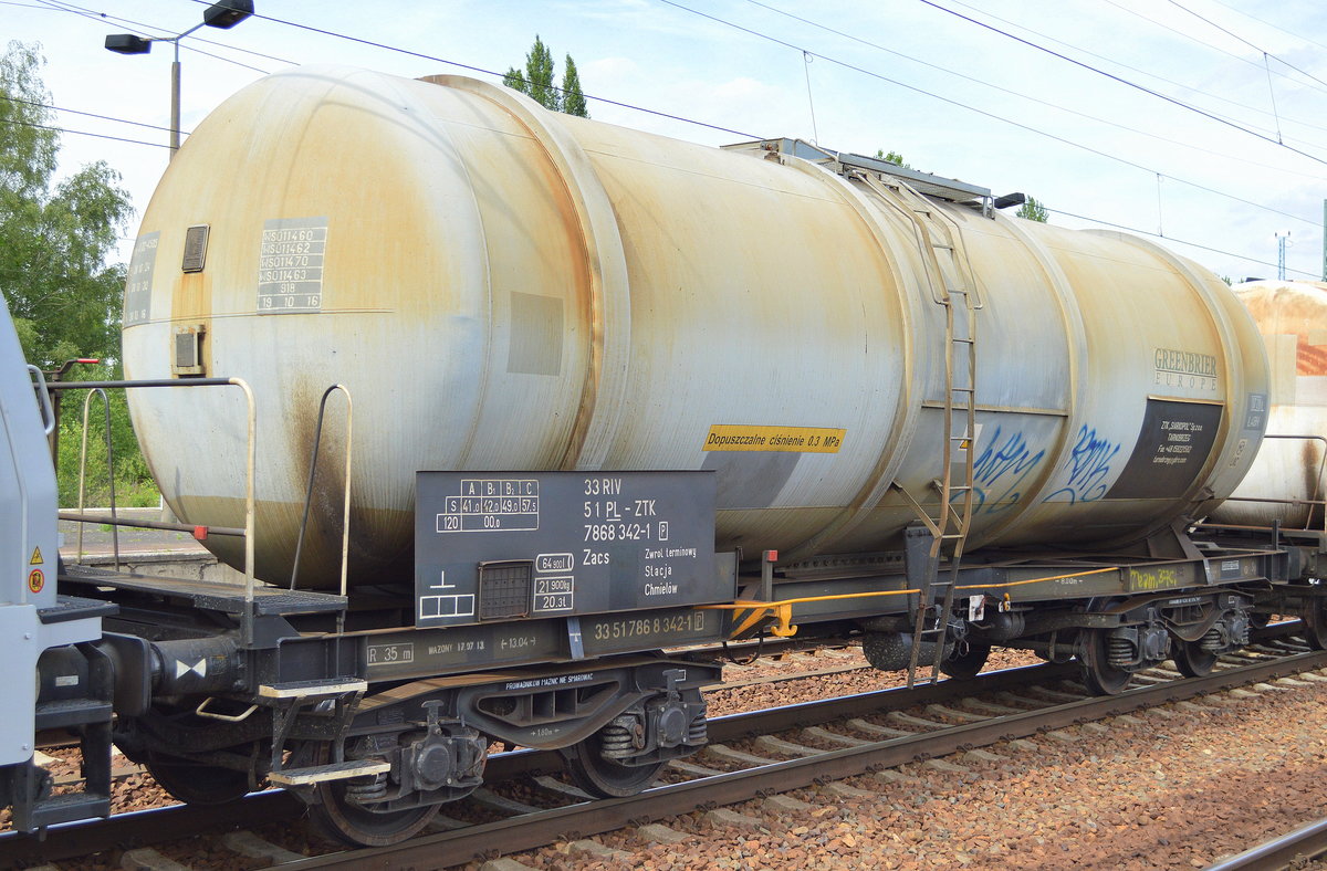Polnischer Kesselwagen der Fa. ZTK  SIARKOPOL  Sp.z o.o. mit der Nr. 33 RIV 51 PL-ZTK 7868 342-1(P) Zacs mit Logo von GREENBRIER EUROPE am 27.06.17 Bf. Flughafen Berlin-Schönefeld.