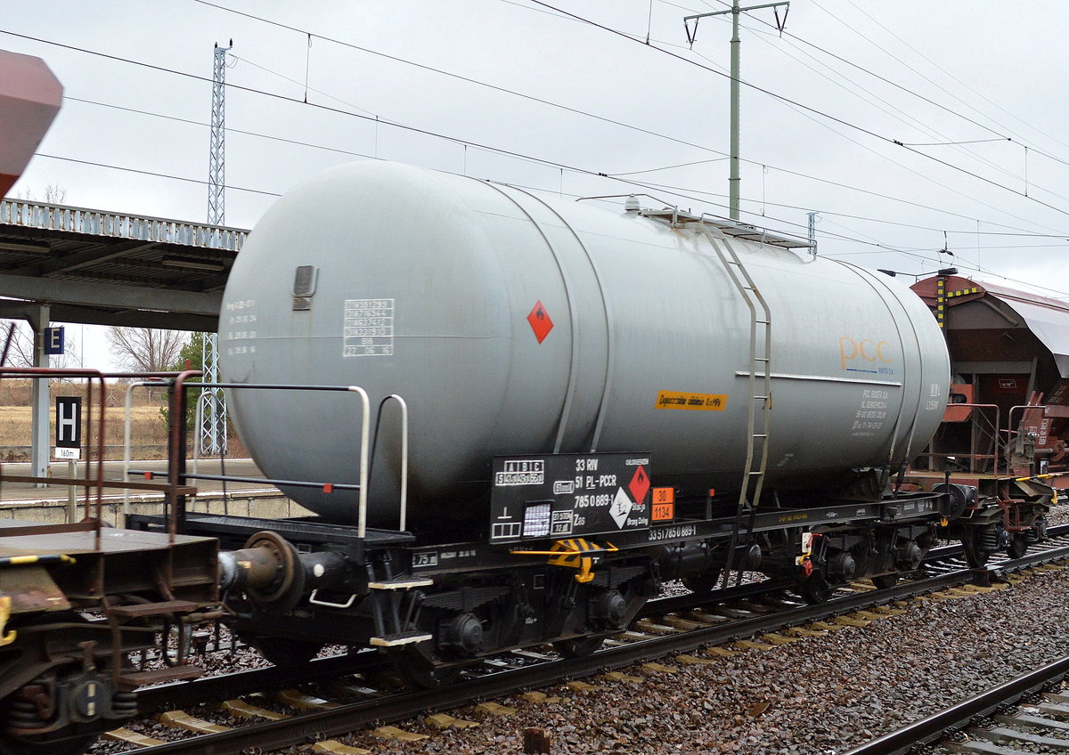 Polnischer Kesselwagen der Fa.PCC ROCKITA S.A. mit der Nr. 33 RIV 51 PL-PCCR 785 0 889-1 Zas (UN-Nr. 30/1134 = Chlorbenzol) am 01.03.17 in einem gemischten Güterzug Bf. Flughafen Berlin-Schönefeld.