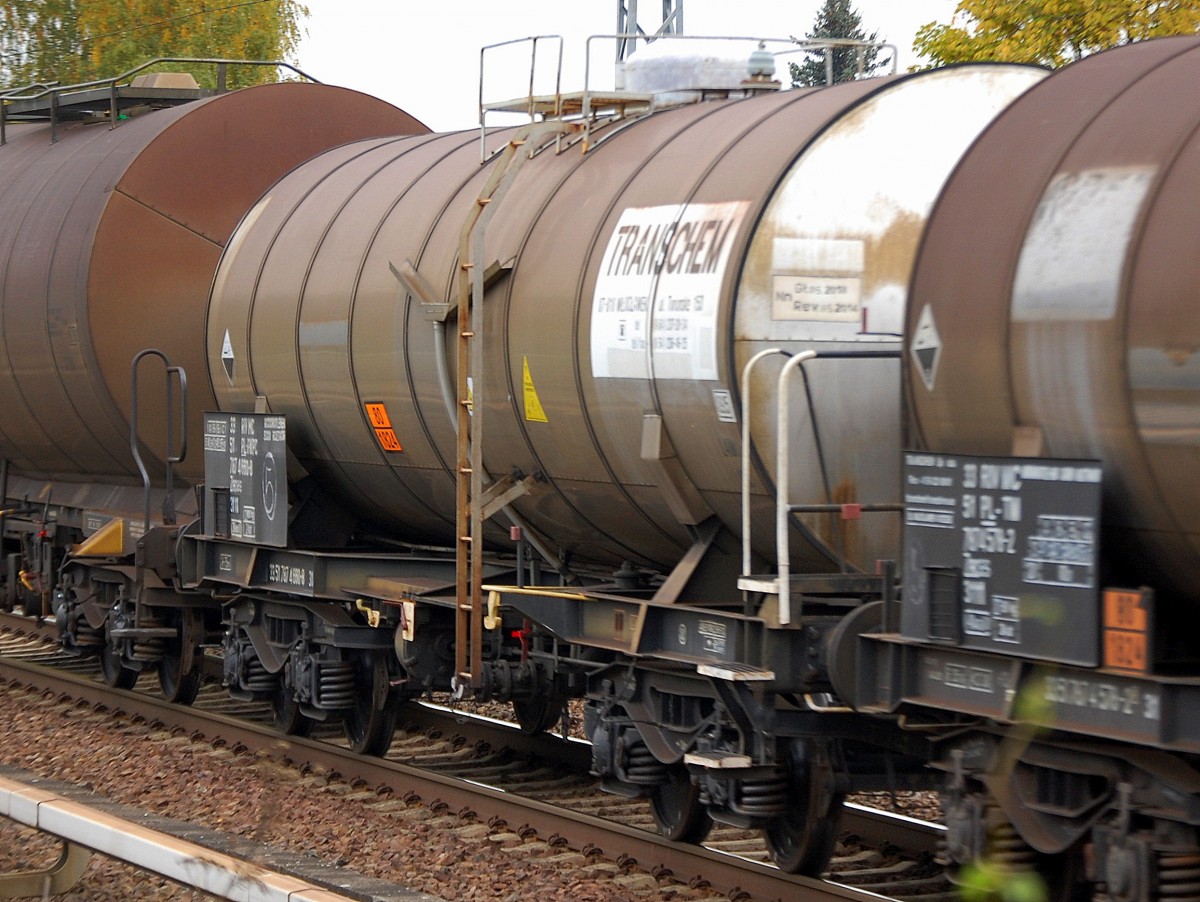 Polnischer Kesselwagen mit der Nr. 33 RIV MC 51 PL-PKPC 787 4 660-8 Zaces mit TRANSCHEM Firmenlogo lt. Gefahrstofftafel 80/1824 f�r den Transport von Natriumhydroxidl�sung am 07.10.13 Berlin-Karow. 