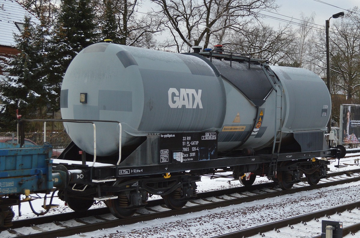 Polnischer Kesselwagen von der polnischen GATX mit der Nr. 33 RIV 51 PL-GATXP 7865 120-4 Zacs 3091 am 21.01.16 Berlin-Hirschgarten.