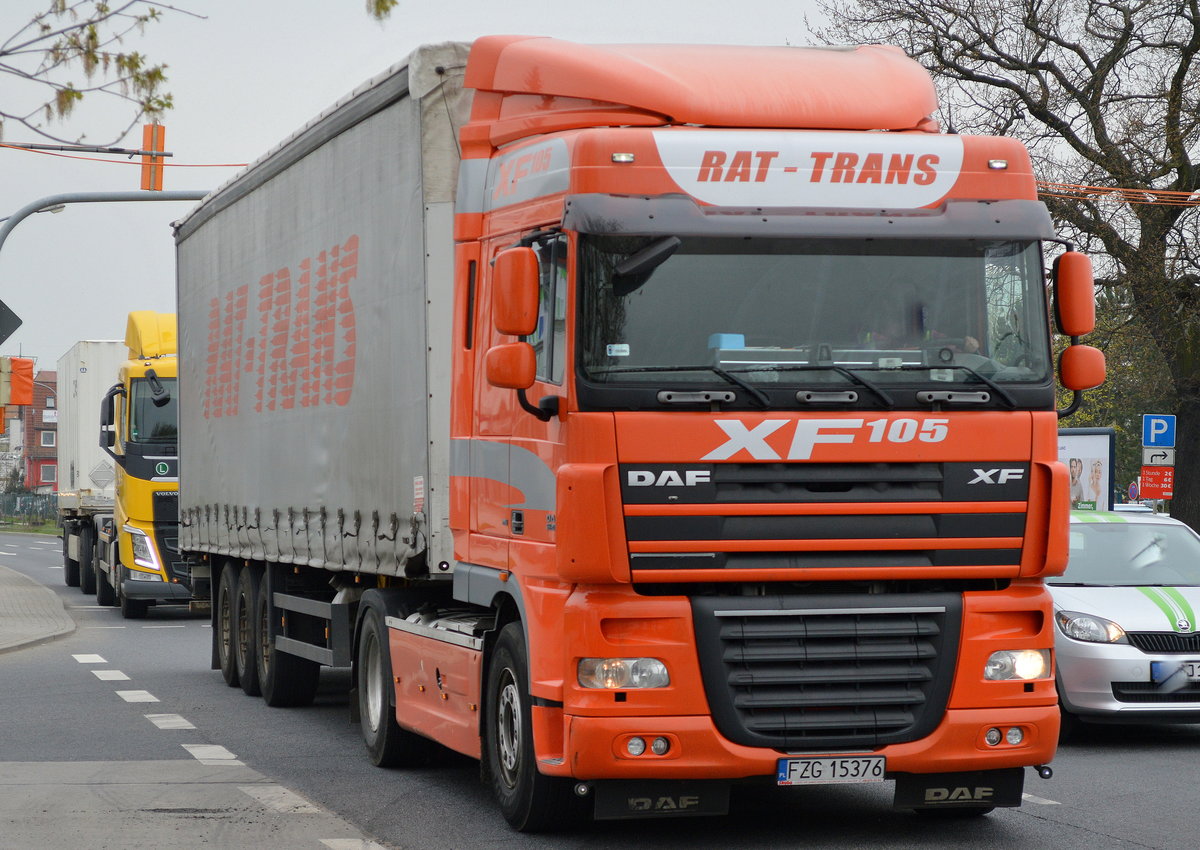 Polnischer Sattelzug mit DAF XF 105.460 Zugmaschine der Fa.RAT-TRANS am 12.04.16 Schönefeld bei Berlin.