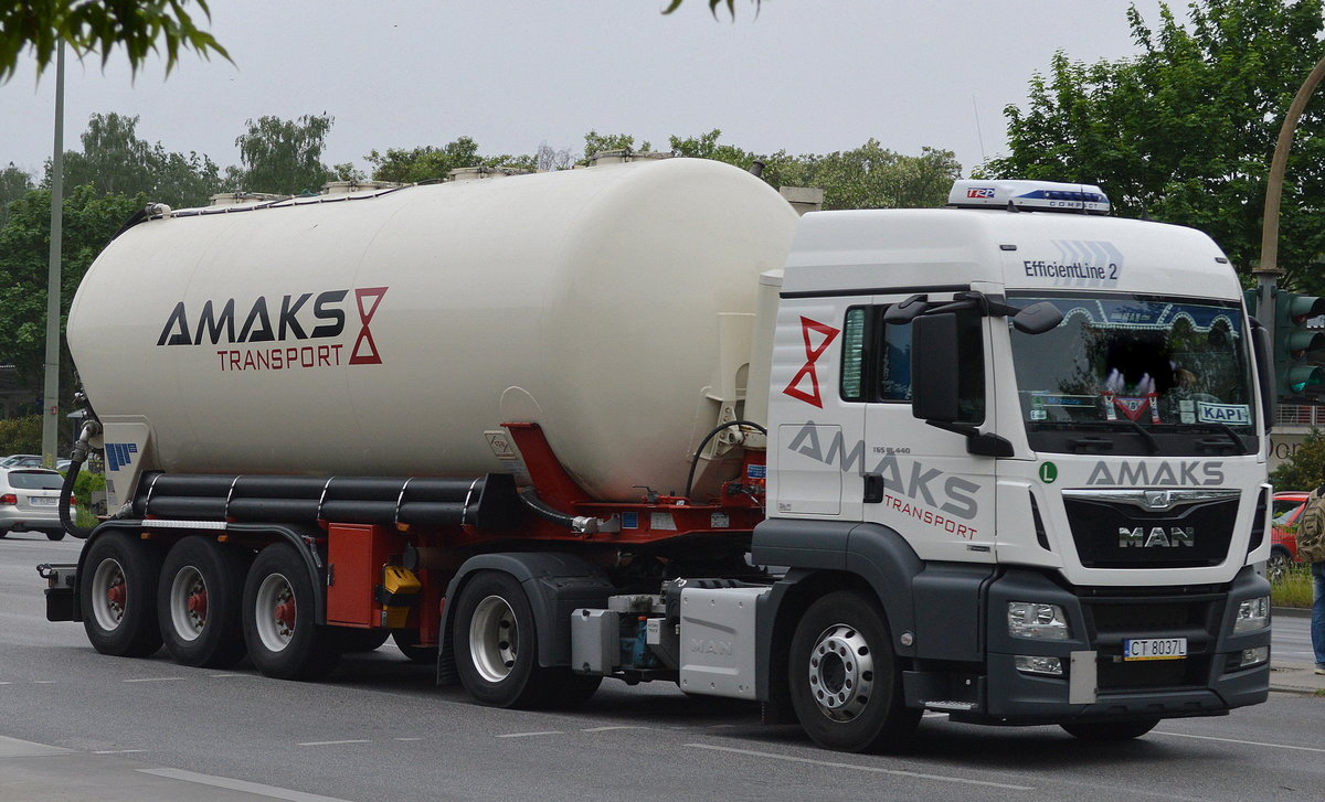 Polnischer Sattelzug, mit MAN TGS 18.440 Zugmaschine mit Siloauflieger der Fa. AMAKS TRANSPORT am 25.05.16 Berlin Marzahn.