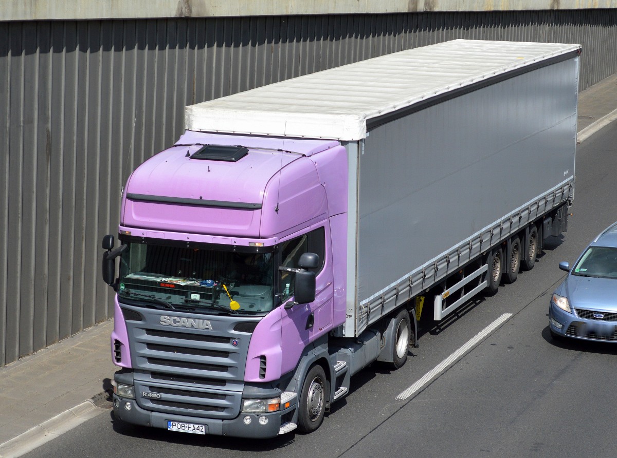 Polnischer Sattelzug mit SCANIA R 420 Zugmaschine in ungwöhnlicher Farblackierung, 07.05.15 Berliner Stadtautobahn Höhe Knobelsdorffstr.