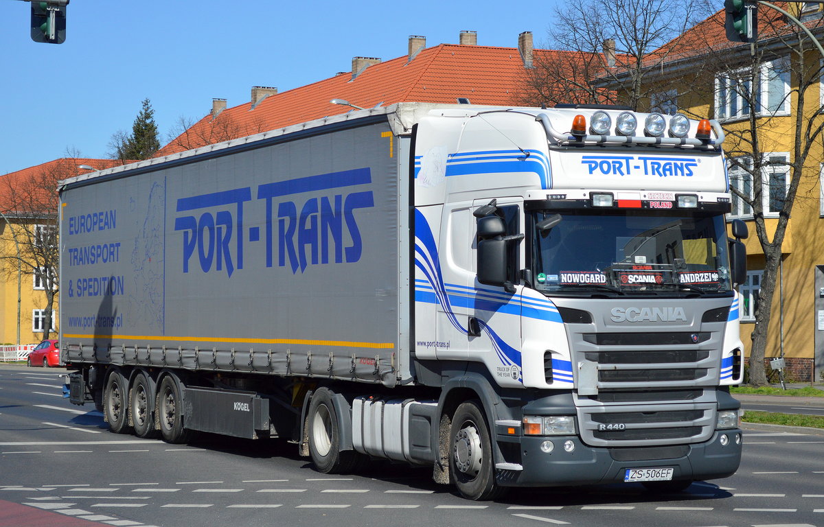 Polnischer Sattelzug mit SCANIA R440 Zugmaschine der Sped. PORT-TRANS am 27.03.17 Berlin-Adlershof.