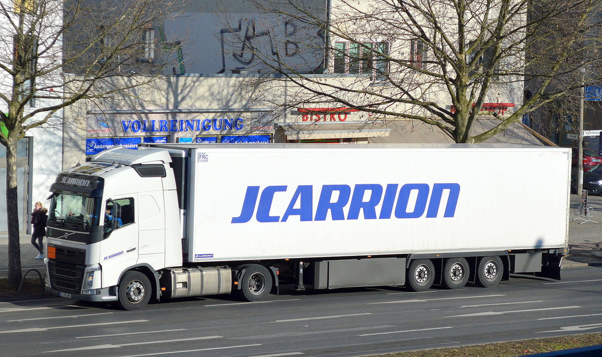 Polnischer Sattelzug mit VOLVO FH 500 Zugmaschine mit Kühlthermo-Trailer der Fa. JCARRION am 15.02.17 Berlin Adlershof.