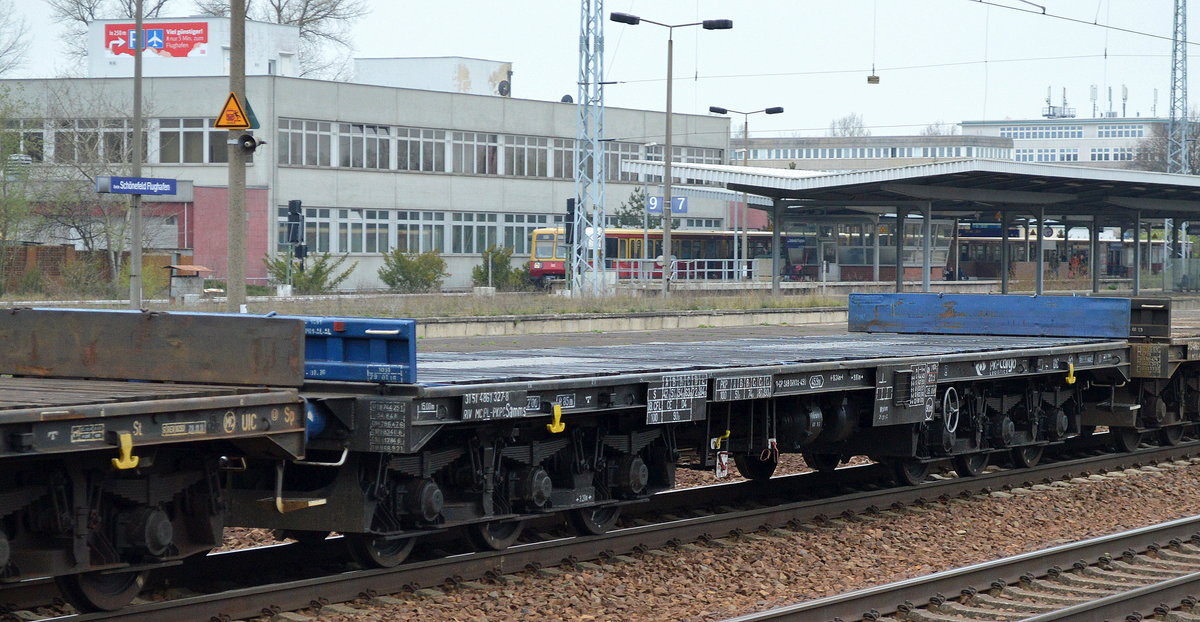 Polnischer sechsachsiger Drehgestell-Flachwagen mit der Nr. 31 RIV MC 51 PL-PKPC 4861 327-8 Samms am 12.04.16 Bf. Flughafen Berlin-Schönefeld.