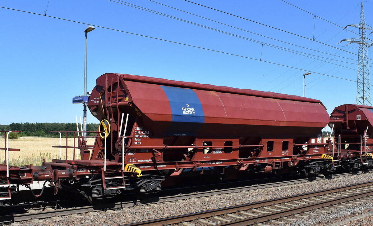 Polnischer vierachsiger Schüttgutwagen für den Transport von nässeempfindlichen Schüttgütern vom Einsteller Grupa Azoty “KOLTAR” Sp. z o.o. mit der Nr. 33 RIV 51 PL-KLTAR 083 4067-0 Tads in einem Ganzzug am 01.07.25 Höhe Bahnhof Rodleben.