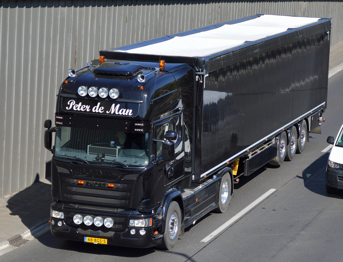 Prächtiger niederländischer Sattelzug ganz in schwarz mit IVECO Zugamschine von Peter de Man am 21.04.16 Berliner Stadtautobahn Höhe Knobelsdorffstr.