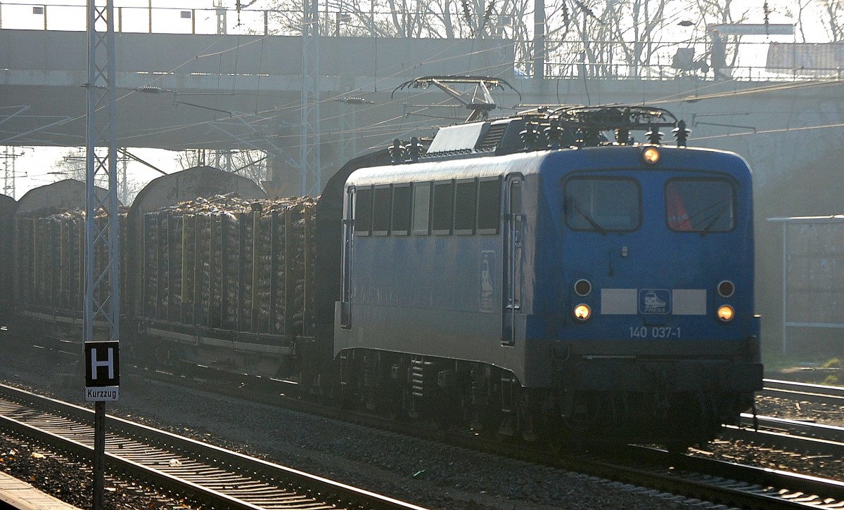 PRESS 140 037-1 mit Holzzug Richtung Nordosten am 13.12.13 Berlin-Springpfuhl.