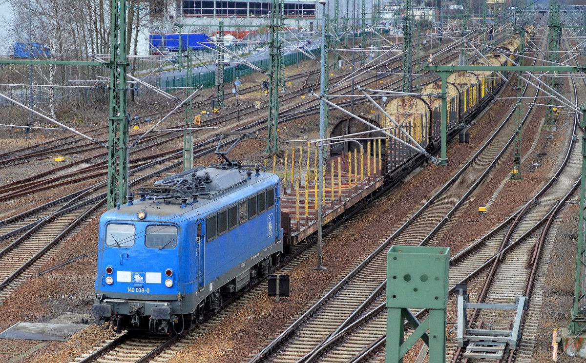 PRESS 140 038-0 (140 851-7) mit Leerzug Holzrungenwagen am 30.03.15 Berlin-Putlitzbrücke.