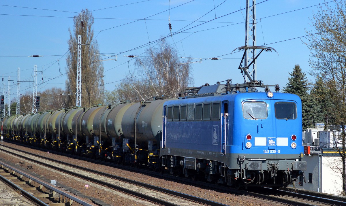 PRESS 140 038-0 (91 80 6140 851-7 D-PRESS, Henschel Bj.1972) mit Ganzzug tschechischer Kesselwagen (CD Cargo) am 20.03.14 Berlin-Karow.