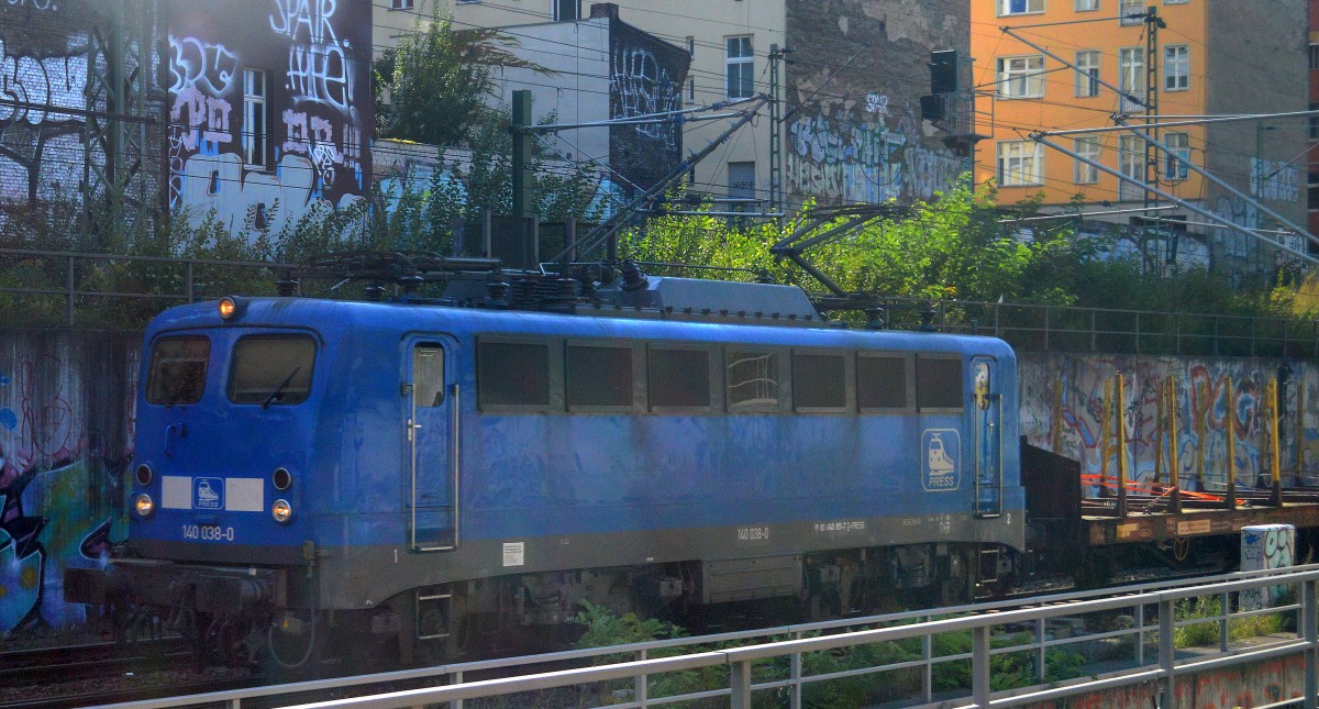 PRESS 140 038-0 mit Leerzug Holztransportrungenwagen auf dem Innenring Richtung Berlin-Lichtenberg durch die Häuserschluchten der Altbauten voll mit Graffiti in Berlin Prenzlauer Berg Nähe Schönhauser Allee aus dem S-Bahnfenster am 18.09.14 