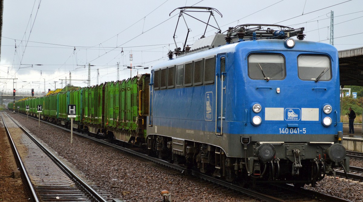 PRESS 140 041-5 (140 810-3) mit Holzzug bei der Durchfahrt Bhf. Flughafen Berlin-Schönefeld am 20.09.15