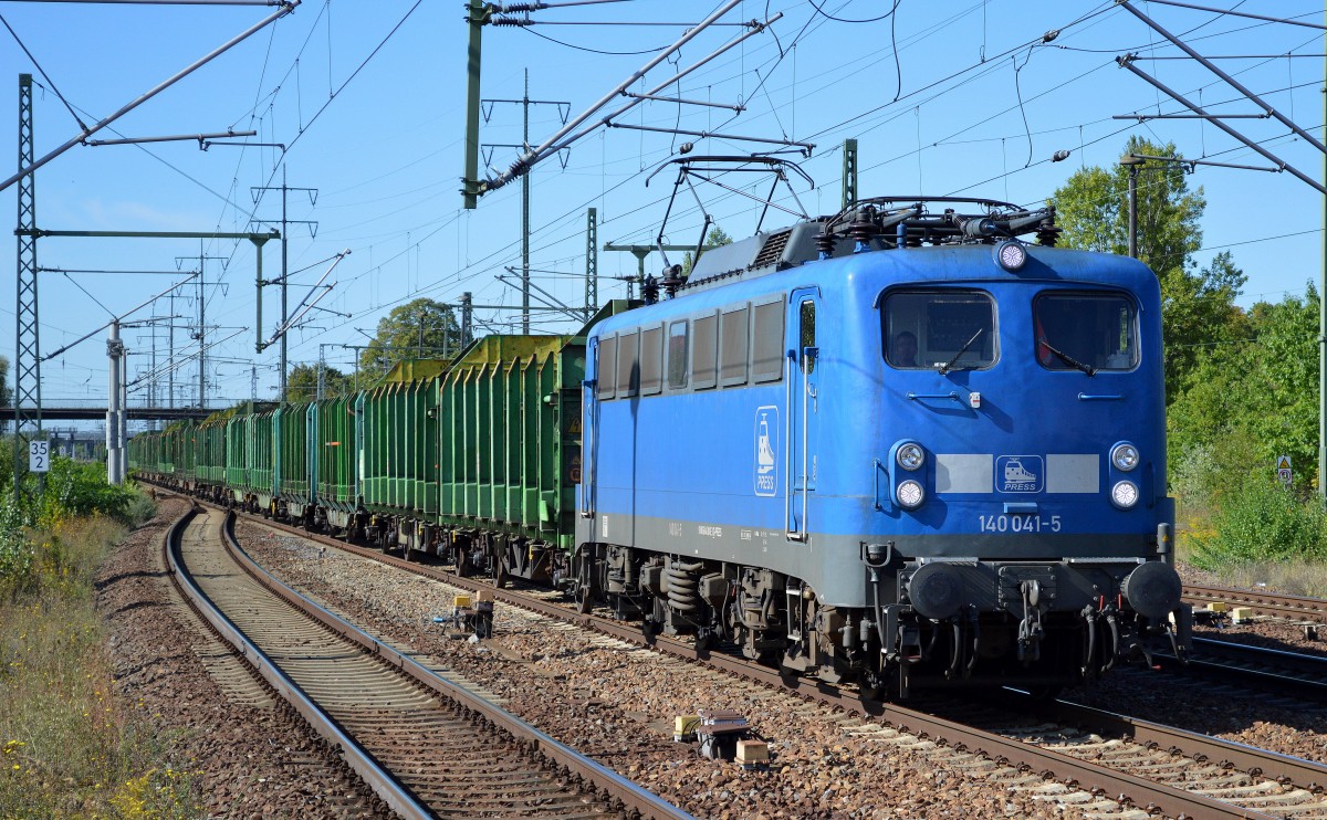 PRESS 140 041-5 (140 810-3) mit Leerzug Rungenwagen für Stammholztransporte am 08.09.15 Durchfahrt Bhf. Flughafen Berlin-Schönefeld.