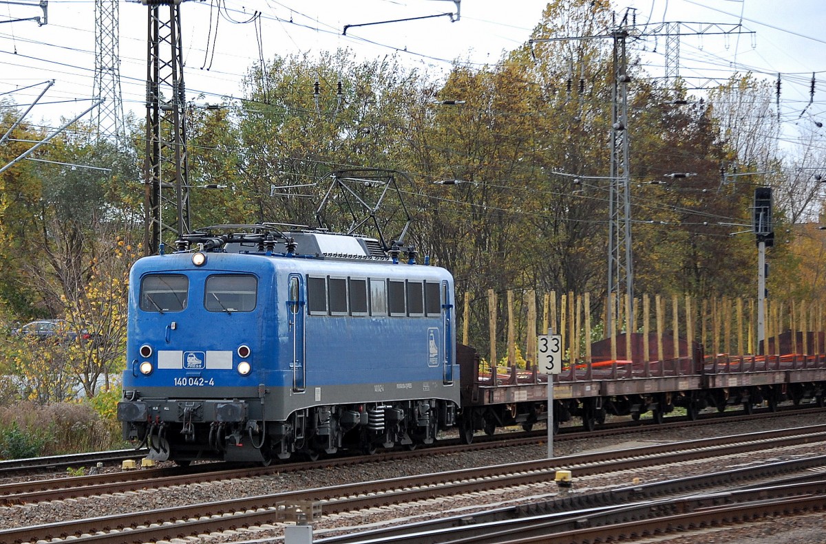 PRESS 140 042-4 (91 80 6140 834-3 D-PRESS, Henschel Bj.1972) mit Leerzug Holzrungenwagen am 29.10.13 Berlin-Springpfuhl.