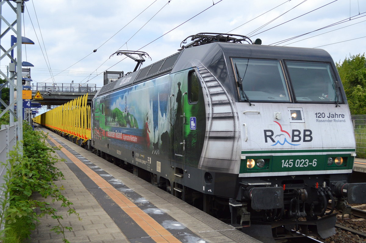 PRESS 145 023-6 (145 083-2) mit Leerzug Stammholz-Transportwagen am 11.07.17 Durchfahrt Bf. Berlin-Hohenschönhausen.
