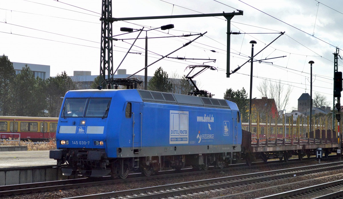 PRESS 145 030-7 (145 085-7) mit einem Leerzug Transportwagen für Stammholz-Transporte am 19.11.15 Bhf. Flughafen Berlin-Schönefeld.