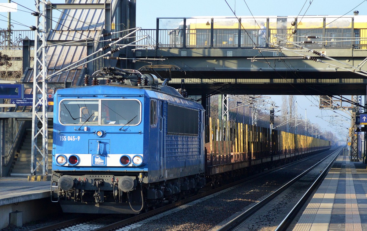 PRESS 155 045-9 mit einem leeren Güterzug Stammholz-Transportwagen am 08.12.15 Berlin-Hohenschönhausen.