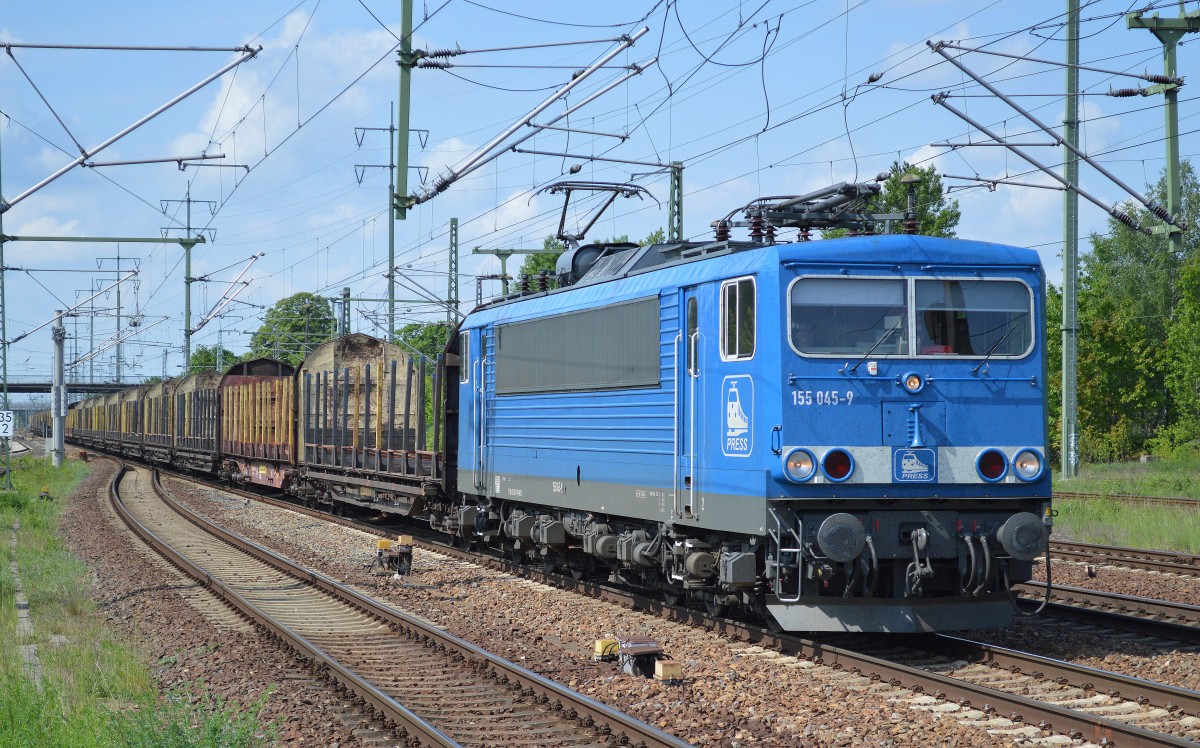 PRESS 155 045-9 mit Leerzug Transportwagen für Stammholztransporte bei der Durchfahrt Bhf. Flughafen Berlin-Schönefeld, 21.05.15