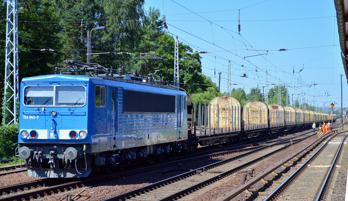 PRESS 155 045-9 mit Leerzug Rungenwagen für Stammholztransporte am 02.07.15 Berlin Hirschgarten.