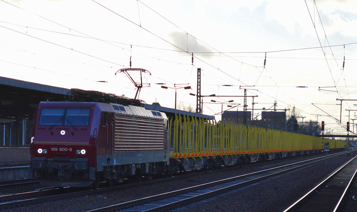 Press 189 800-6 mit Leerzug Stammholz-Transportwagen am 04.12.17 Bf. Flughafen Berlin-Schönefeld. 
