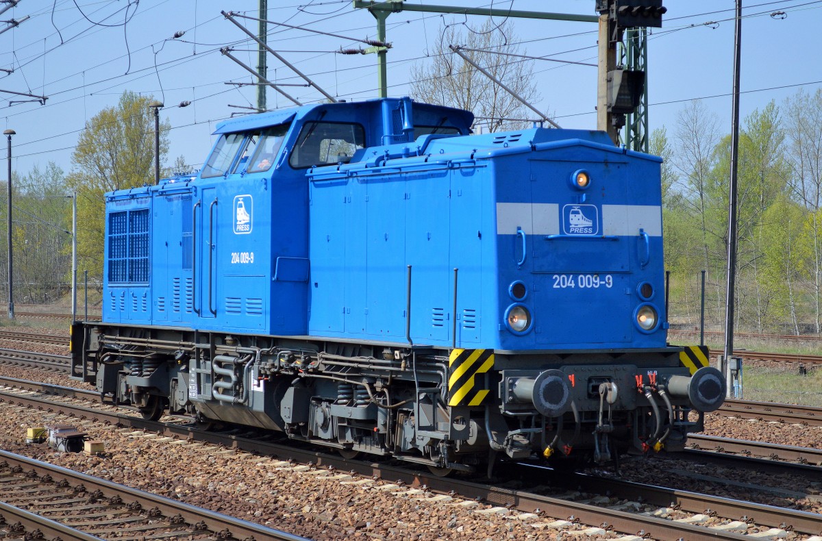 PRESS 204 009-9 (98 80 3202 439-6 D-PRESS, LEW Bj.1972) vermietet an die Fa. BLG RailTec GmbH bei der Durchfahrt Flughafen Berlin-Schönefeld am 24.04.15