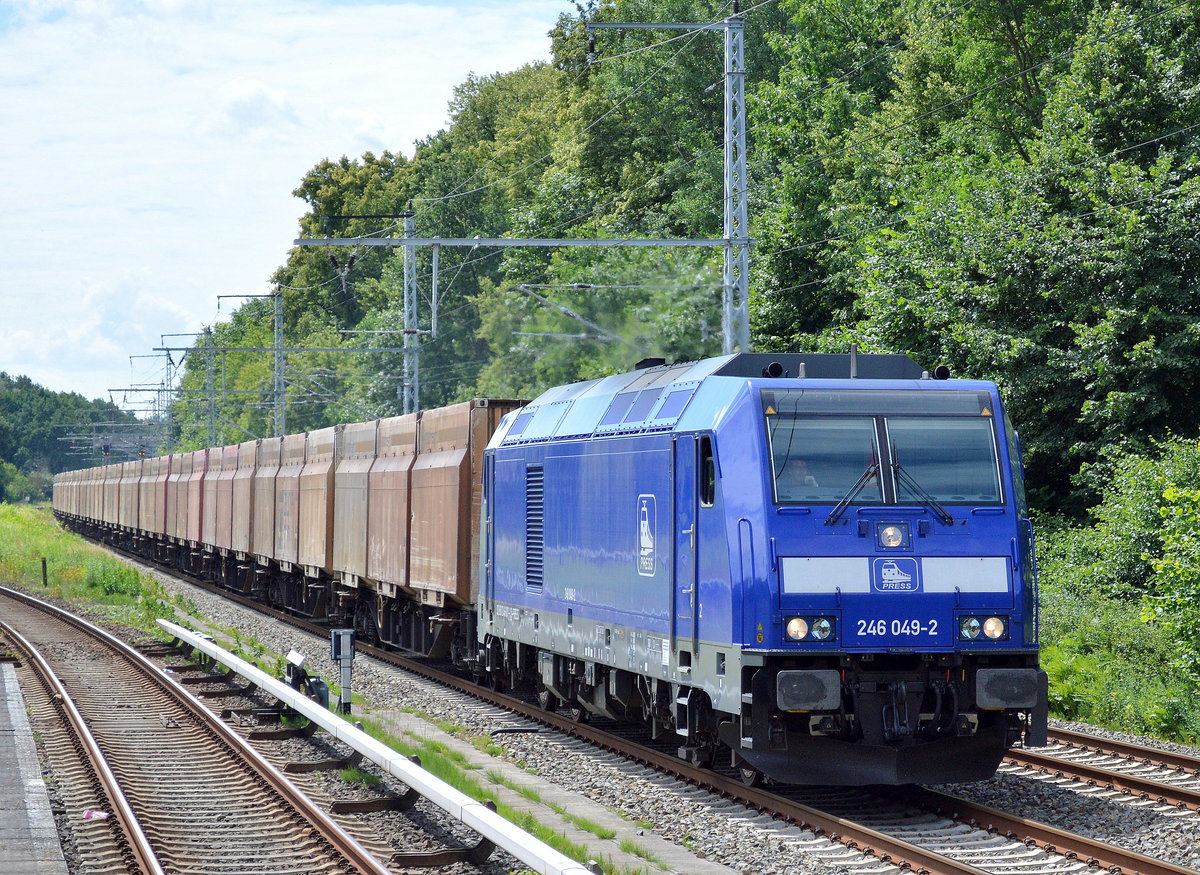 PRESS 246 049-2 (246 011-1) mit einem Güterzug Holz-Hackschnitzel am 22.06.16 Eichwalde bei Berlin. 