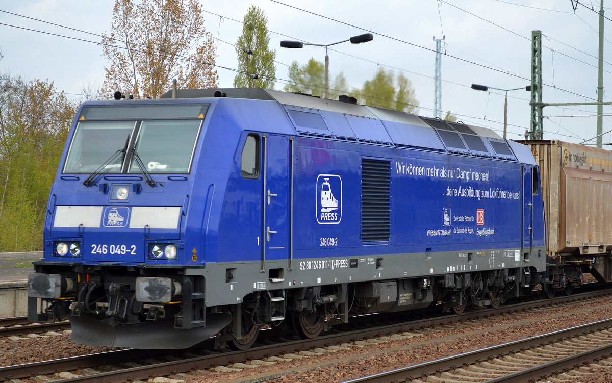PRESS 246 049-2 (246 011-1) jetzt auch mit Werbung in eigener Sache  Wir können mehr als nur Dampf machen - deine Ausbilding zum Lokführer bei uns!  am 21.04.17 mit einem  Spezial-Containerzug für Holzhackschnitzel bei der Durchfahrt Bf. Flughafen Berlin-Schönefeld. 