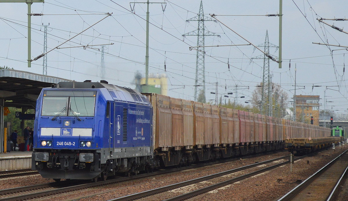 PRESS 246 049-2 (246 011-1) am 21.04.17 mit einem Spezial-Containerzug für Holzhackschnitzel bei der Durchfahrt Bf. Flughafen Berlin-Schönefeld. 