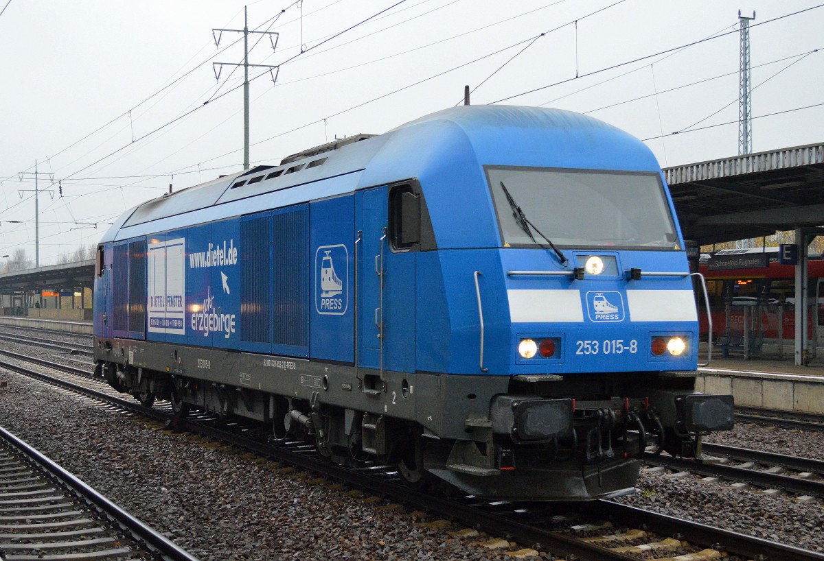 PRESS 253 015-8 (223 052-2) bei der Durchfahrt Bhf. Flughafen Berlin-Schönefeld, 19.11.14 
