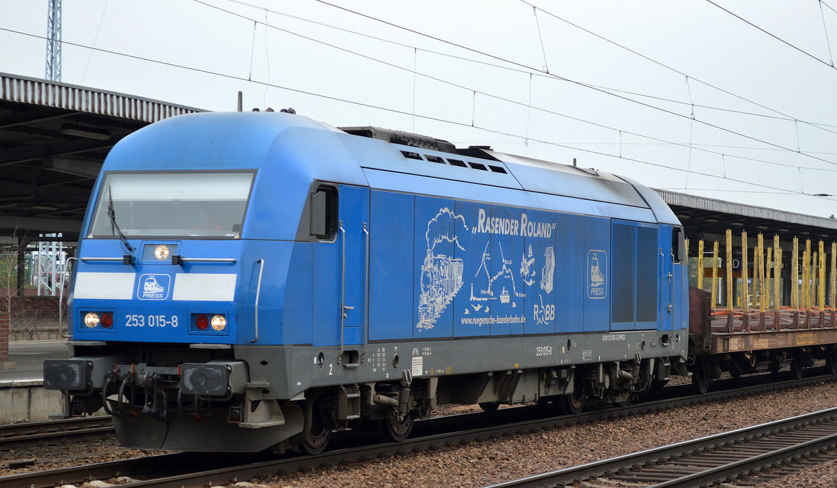 Press 253 015-8 (223 052-2) mit Leerzug Stammholz-Transportwagen am 12.04.16 Durchfahrt Bhf. Flughafen Berlin-Schönefeld.