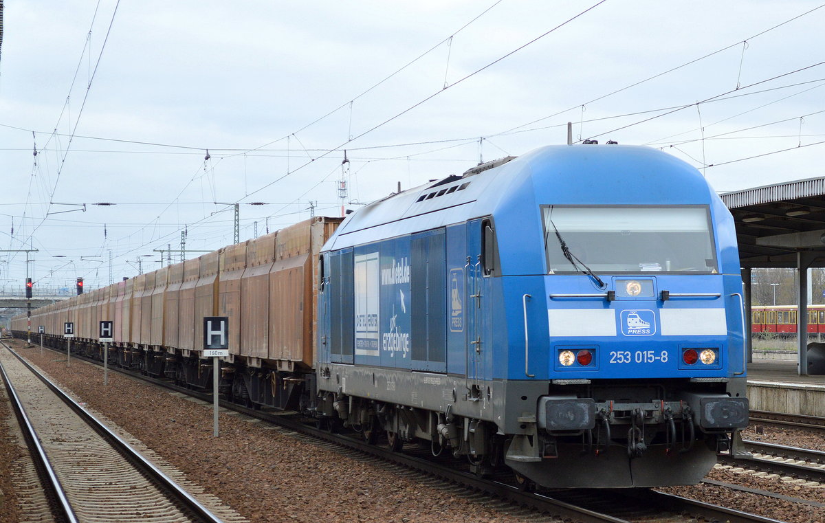 PRESS 253 015-8 (223 052-2) mit einem Ganzzug Spezialcontainer mit Holz-Hackschnitzel gefüllt am 20.04.16 Bhf. Flughafen Berlin-Schönefeld.