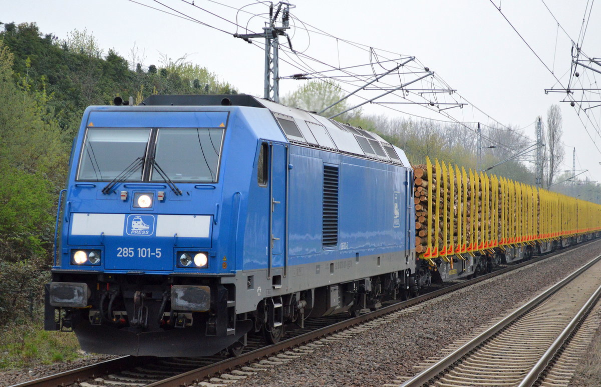 PRESS 285 101-5 (0076 001-1) mit Holzzug am 04.04.17 Bf. Berlin-Hohenschönhausen.
