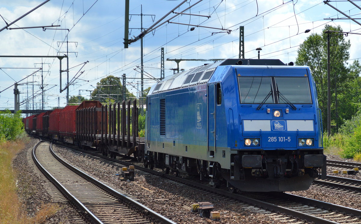 PRESS 285 101-5 (92 88 0076 001-1 B-BTK) mit einem Ganzzug DB Rungentransportwagen (leer) am 19.07.16 Bf. Flughafen Berlin-Schönefeld.