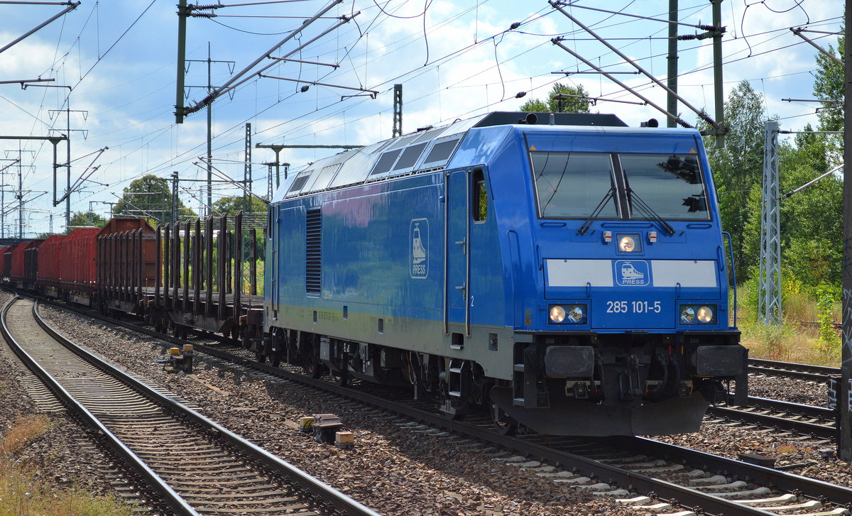 PRESS 285 101-5 (92 88 0076 001-1 B-BTK) mit einem Ganzzug DB Rungentransportwagen (leer) am 19.07.16 Bf. Flughafen Berlin-Schönefeld.