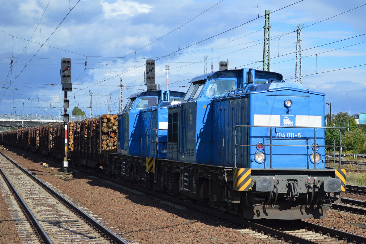 PRESS Doppeltraktion 204 011-5 (203 212-6) + 204 012-4 (203 215-89) mit Holzzug bei der Duchfahrt Bhf. Flughafen Berlin-Schönefeld, 20.09.15