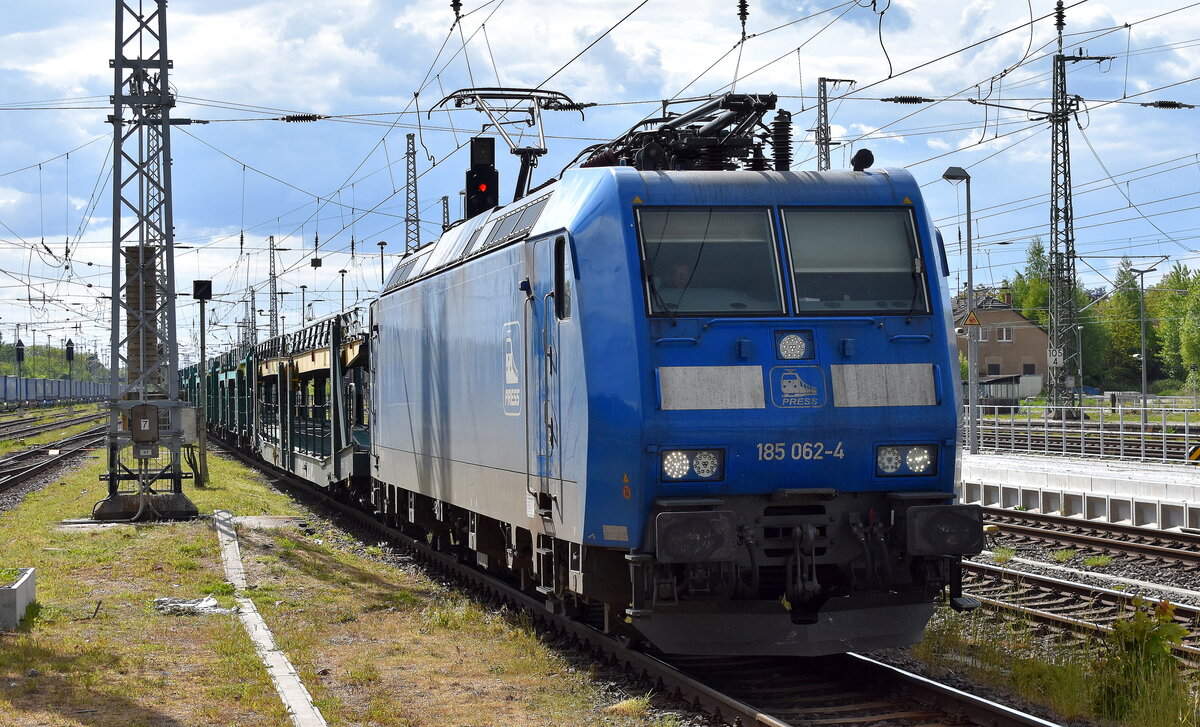 PRESS - Eisenbahn-Bau- and Betriebsgesellschaft Pressnitztalbahn mbH, Jöhstadt [D] mit ihrer  185 062-4  [NVR-Nummer: 91 85 4482 032-0 CH-PRESS] und einem nur halb ausgelastetem PKW-Transportzug am 08.05.25 Durchfahrt Bahnhof Stendal Hbf.