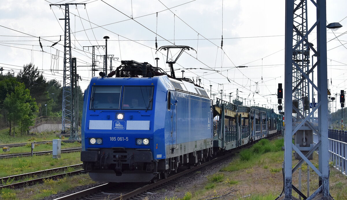 PRESS - Eisenbahn-Bau- and Betriebsgesellschaft Pressnitztalbahn mbH, Jöhstadt [D] mit ihrer  185 061-5  [NVR-Nummer: 91 85 4482 031-2 CH-PRESS] und einem PKW-Transportzug (leer) am 03.06.25 Durchfahrt Bahnhof Stendal Hbf.