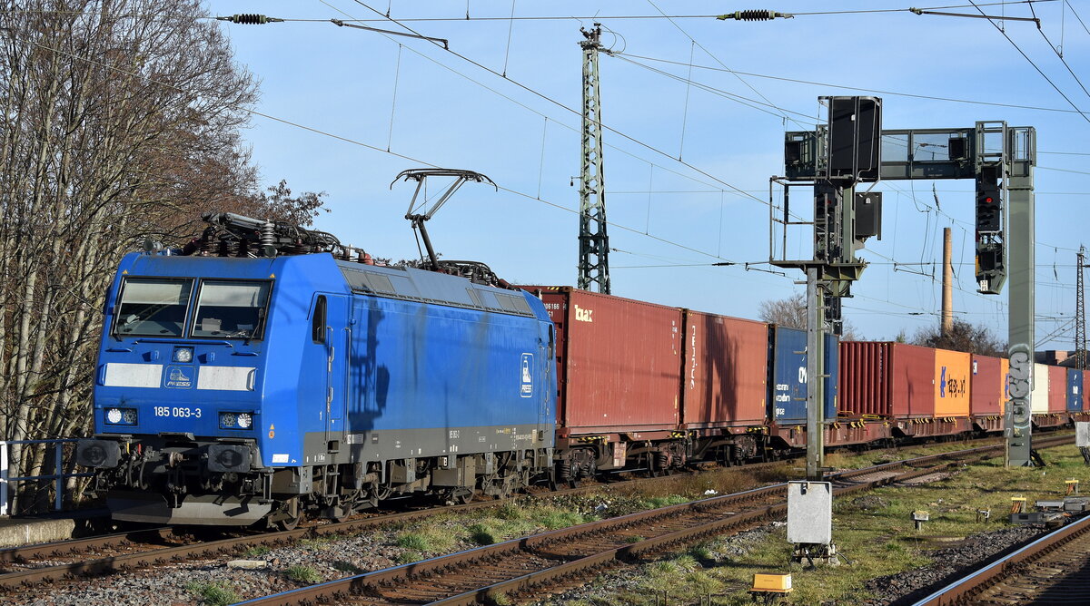 PRESS - Eisenbahn-Bau- and Betriebsgesellschaft Pressnitztalbahn mbH, Jöhstadt [D] mit ihrer  185 063-3  [NVR-Nummer: 91 85 4482 033-8 CH-PRESS] und einem Containerzug für METRANS am 08.12.25 Höhe Bahnhof Magdeburg-Neustadt.