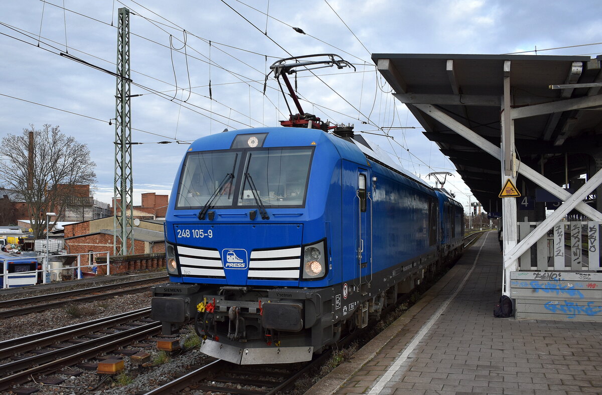 PRESS - Eisenbahn-Bau- and Betriebsgesellschaft Pressnitztalbahn mbH, Jöhstadt [D] mit ihren Vectron Dual Loks  248 105-9  [NVR-Nummer: 90 80 2248 026-7 D-PRESS] +  248 106-8 , Name:  Kurt  [NVR-Nummer: 90 80 2248 027-5 D-PRESS] am 08.12.25 Durchfahrt Bahnhof Magdeburg-Neustadt.