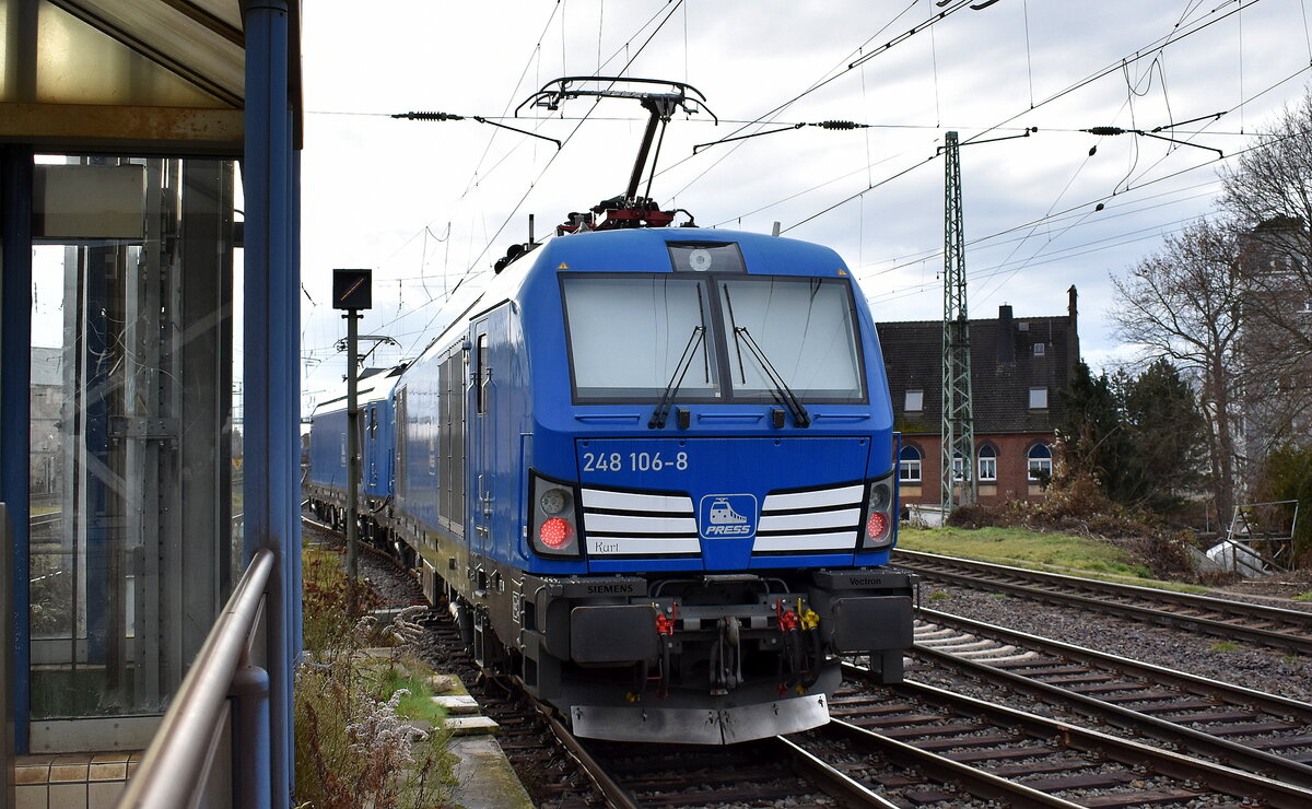 PRESS - Eisenbahn-Bau- and Betriebsgesellschaft Pressnitztalbahn mbH, Jöhstadt [D] mit ihren Vectron Dual Loks  248 105-9  [NVR-Nummer: 90 80 2248 026-7 D-PRESS] +  248 106-8 , Name:  Kurt  [NVR-Nummer: 90 80 2248 027-5 D-PRESS] am 08.12.25 Durchfahrt Bahnhof Magdeburg-Neustadt.