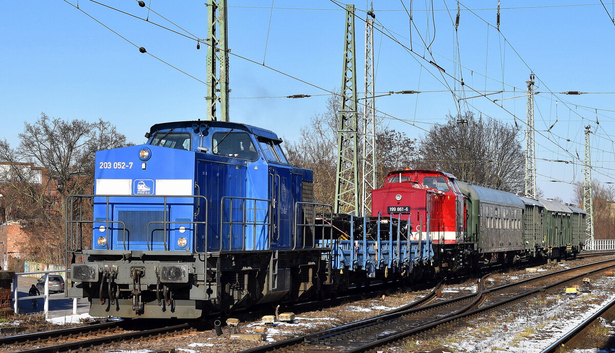 PRESS - Eisenbahn-Bau- und Betriebsgesellschaft Pressnitztalbahn mbH, Jöhstadt mit ihrer  203 052-7  [NVR-Nummer: 92 80 1203 165-6 D-PRESS] und einem Überführungzug der Harzer Schmalspurbahnen GmbH, Wernigerode  199 861-6  am 18.02.25 Höhe Bahnhof Magdeburg-Neustadt. 