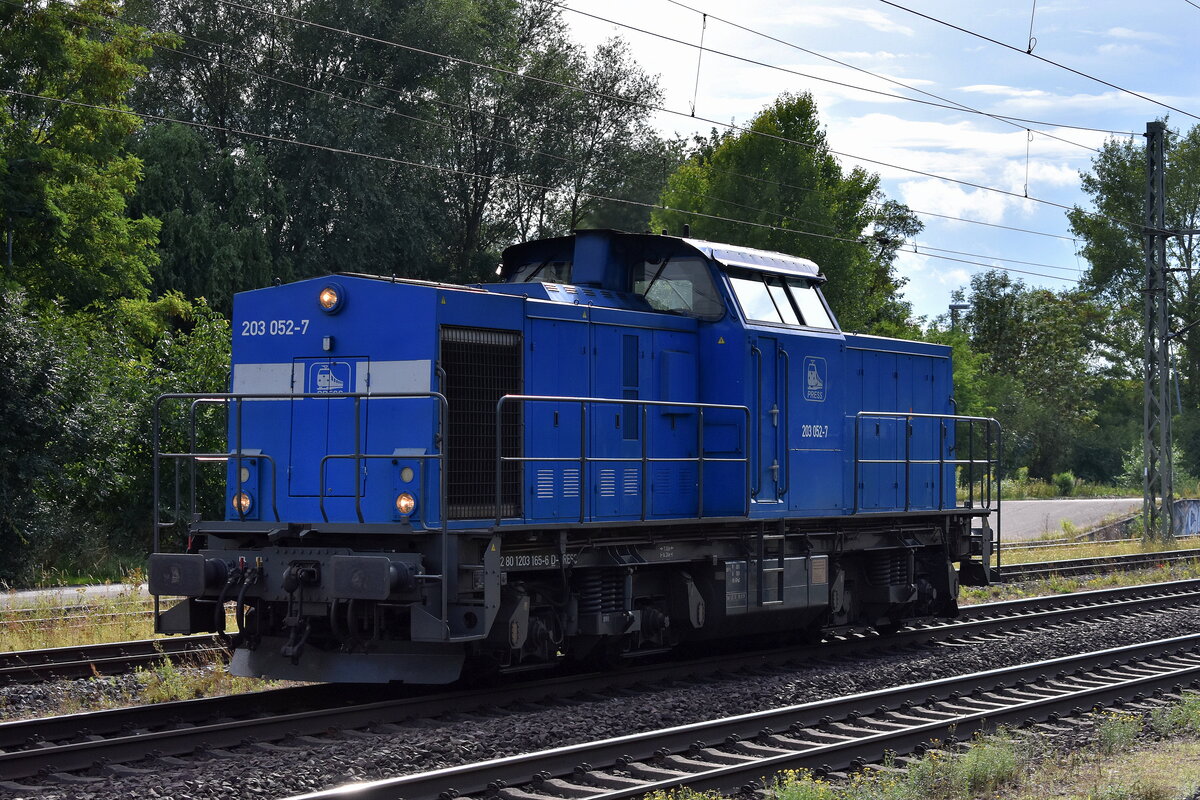PRESS - Eisenbahn-Bau- und Betriebsgesellschaft Pressnitztalbahn mbH, Jöhstadt mit ihrer  203 052-7  [NVR-Nummer: 92 80 1203 165-6 D-PRESS] am 01.08.25 Höhe Bahnhof Niederndodeleben.