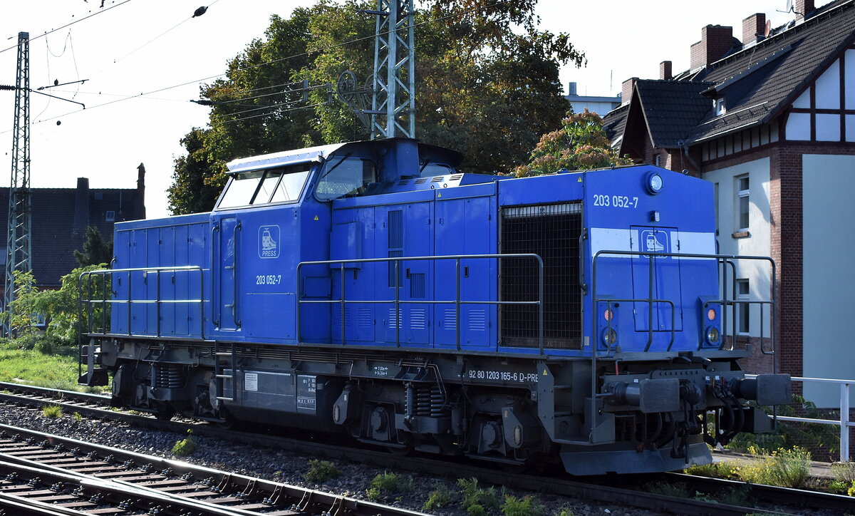 PRESS - Eisenbahn-Bau- und Betriebsgesellschaft Pressnitztalbahn mbH, Jöhstadt mit ihrer  203 052-7  [NVR-Nummer: 92 80 1203 165-6 D-PRESS] am 15.09.25 Höhe Bahnhof Magdeburg-Neustadt.
